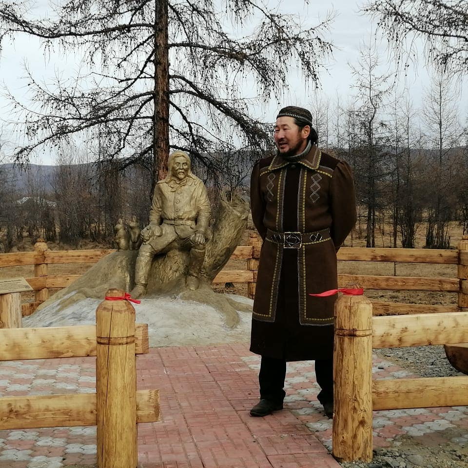 В Якутии установили памятник Охотнику и зайцу
