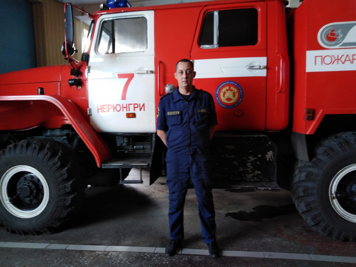 В Якутии пожарный спас четверых жильцов из горящего дома