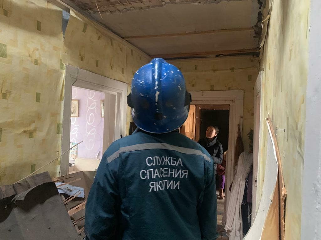 Видеофакт: В Якутске в двухэтажке обвалился потолок