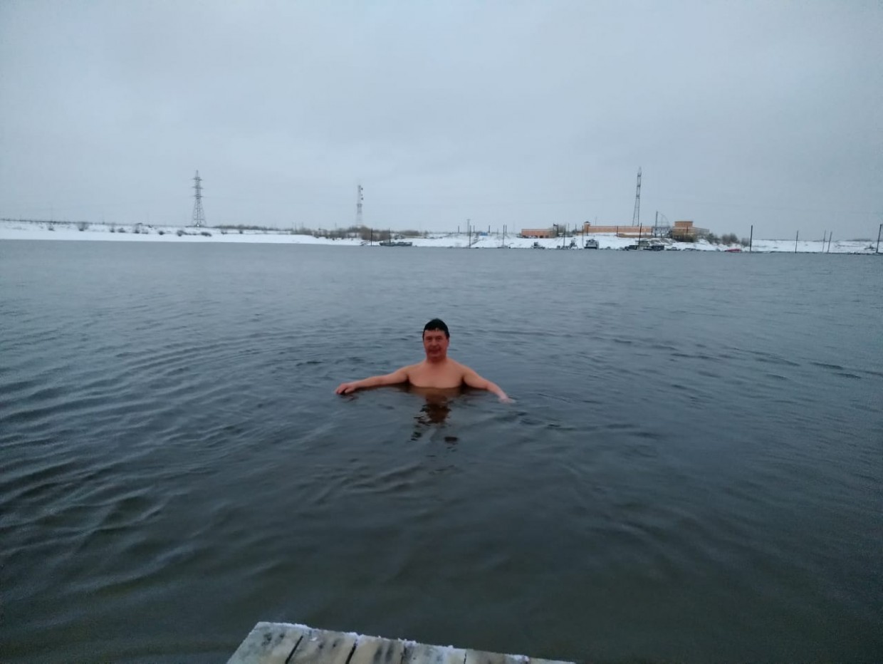 Фотофакт: Якутские моржи открыли купальный сезон