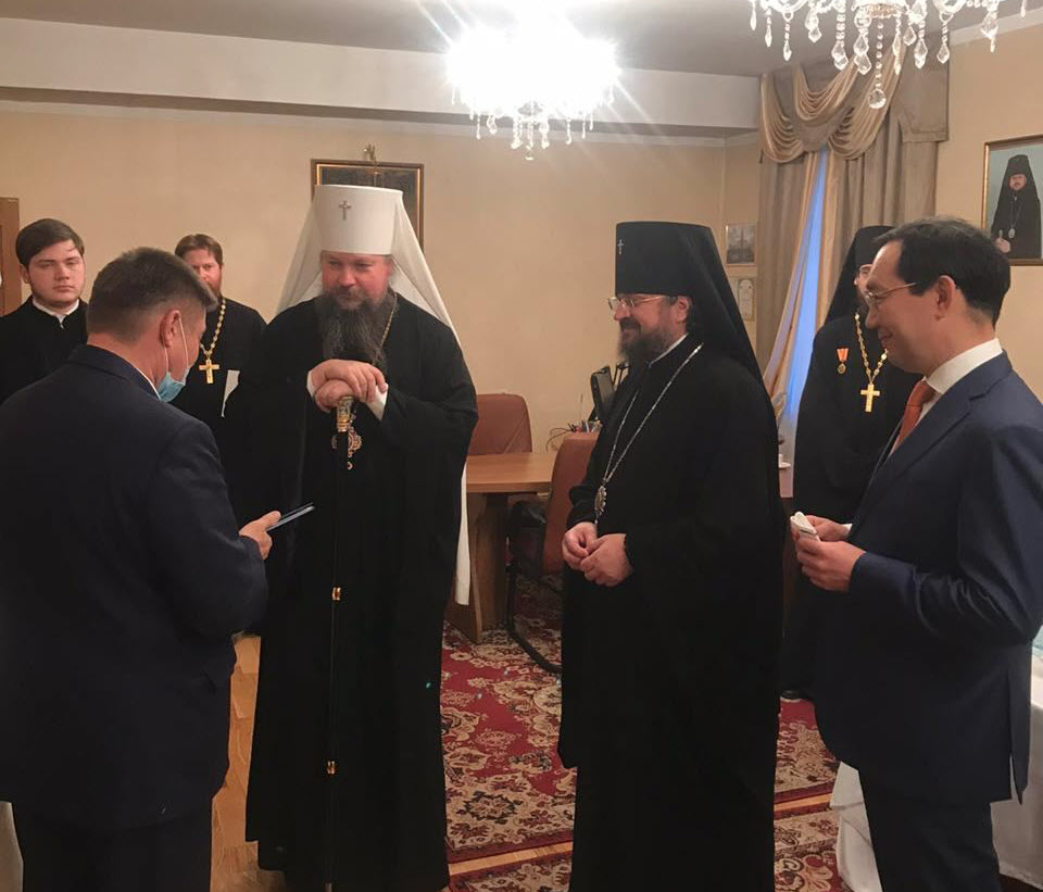 Архиепископ Якутский и Ленский Роман наградил гендиректора АО «АК «ЖДЯ» юбилейной медалью