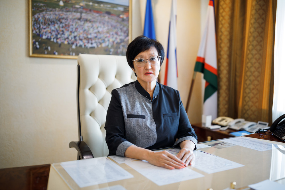 Сардана Авксентьева поздравляет с Днем учителя