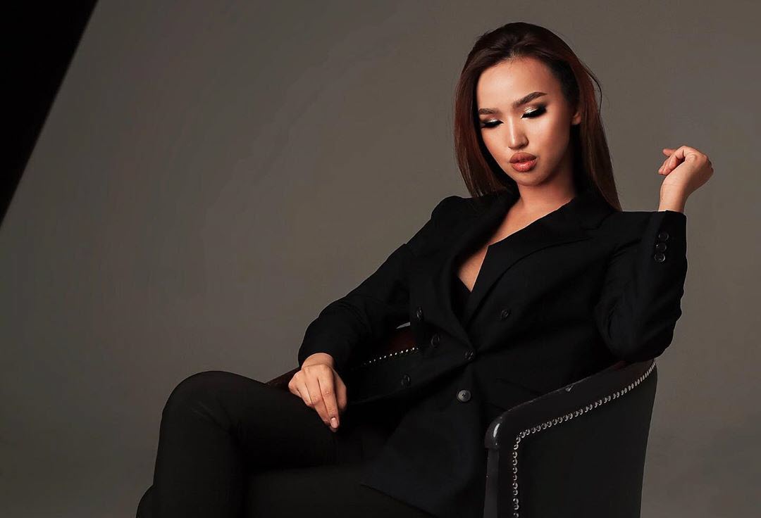 Пост известной визажистки Энжи стал основанием для иска со стороны редактора бортового журнала