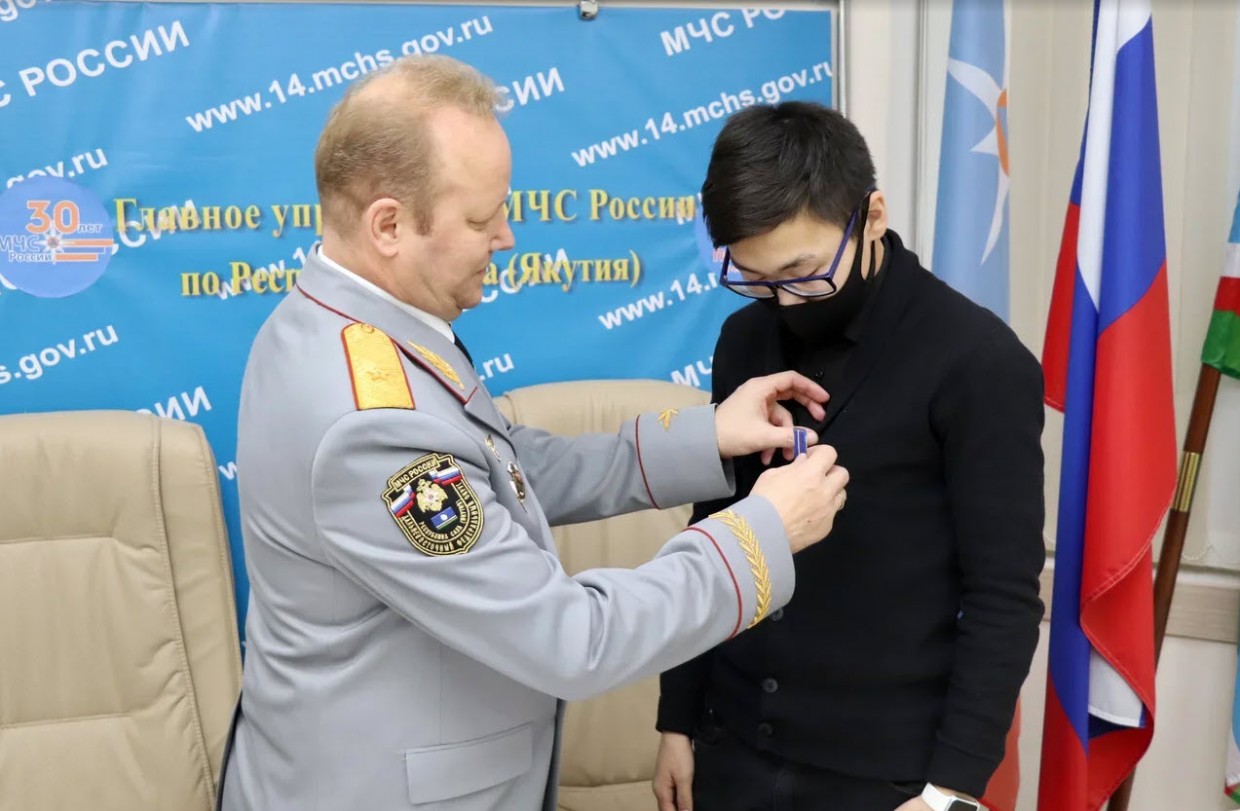В Якутске наградили ребенка спасшего двух человек