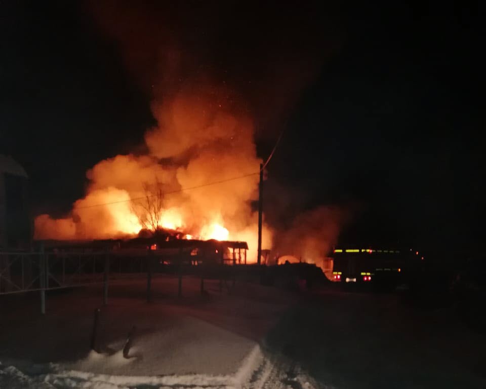 Видеофакт: В Кангалассах сгорел аварийный дом, где проживала одна семья