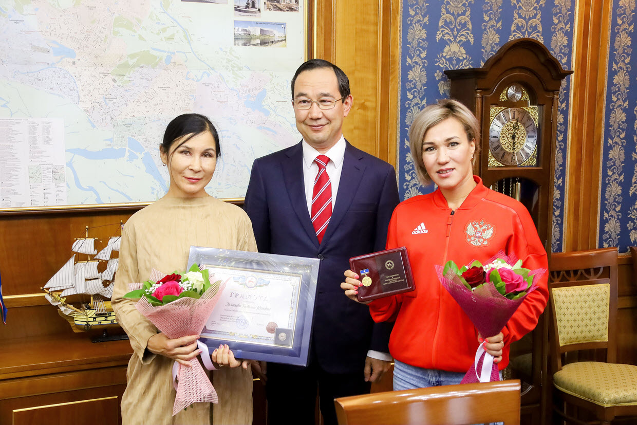 Айсен Николаев наградил легкоатлетку Сардаану Трофимову