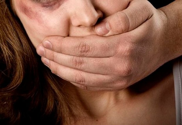 В Якутии двое мужчин похитили девушку и требовали за ее освобождение 100 тысяч рублей