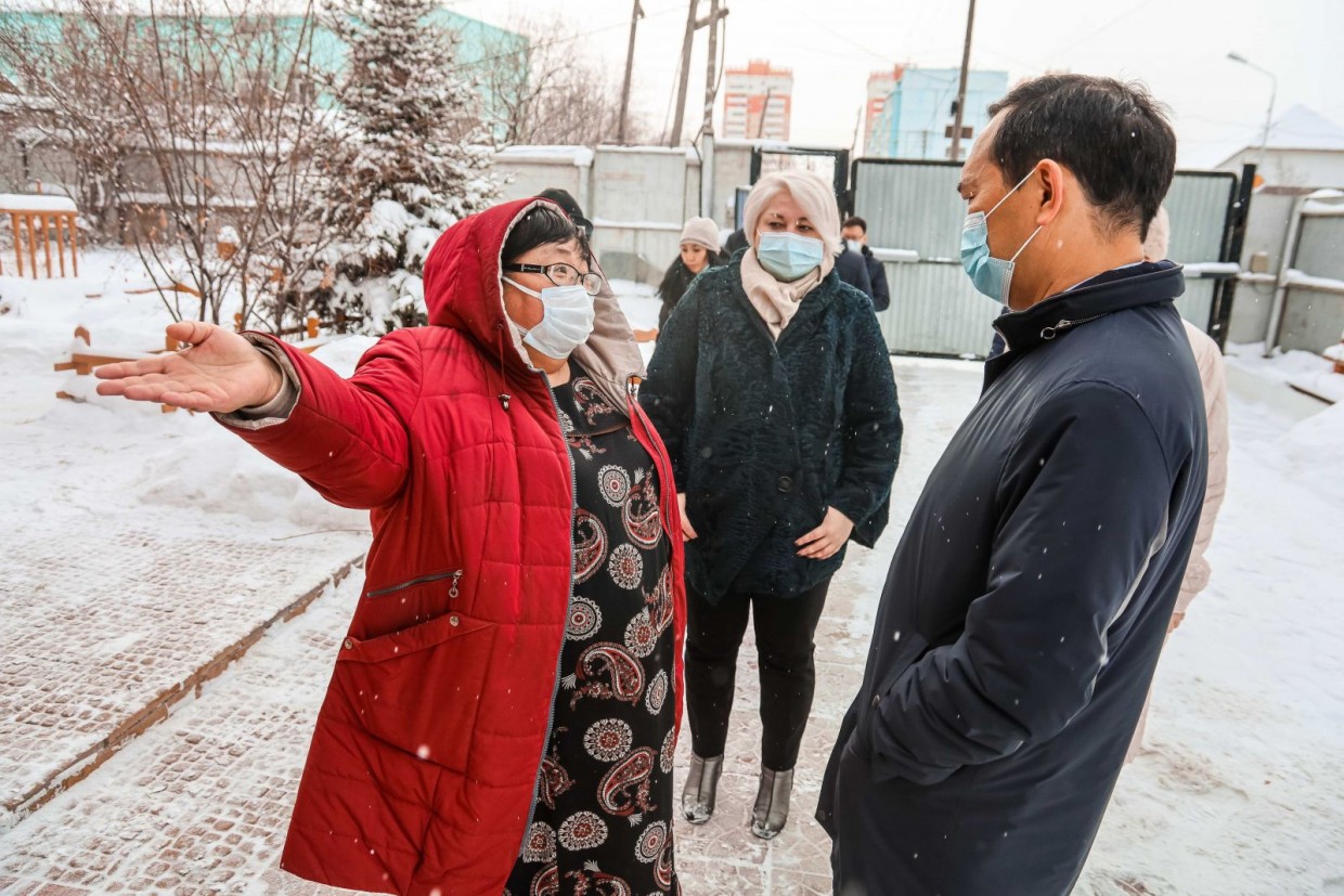 "На следующей неделе срок получения результатов анализов в Якутске сократится до 1-4 дней". Глава Якутии посетил ряд медицинских учреждений