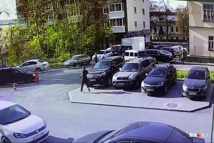 Видео из двора, где погиб пропавший летчик из Якутии