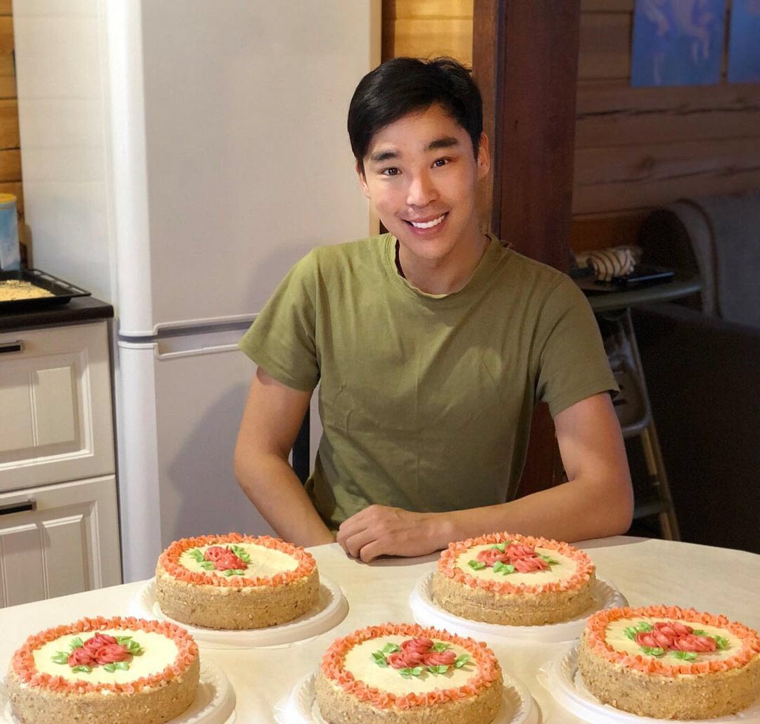 Хомусист Айсен Аммосов занялся выпечкой тортов