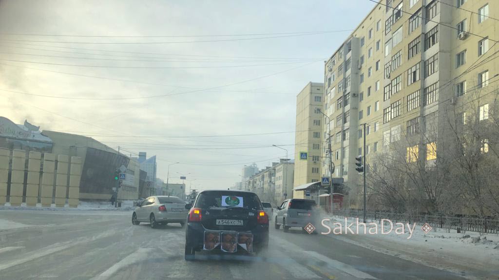 Фотофакт: В Якутске водитель приклеил портреты французского президента с отпечатком ботинка к заднему бамперу авто