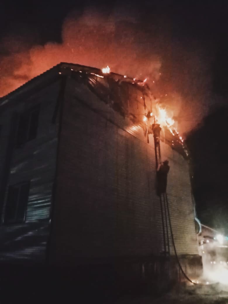 В результате пожара в жилом доме в Бердигестяхе предварительно погиб один человек