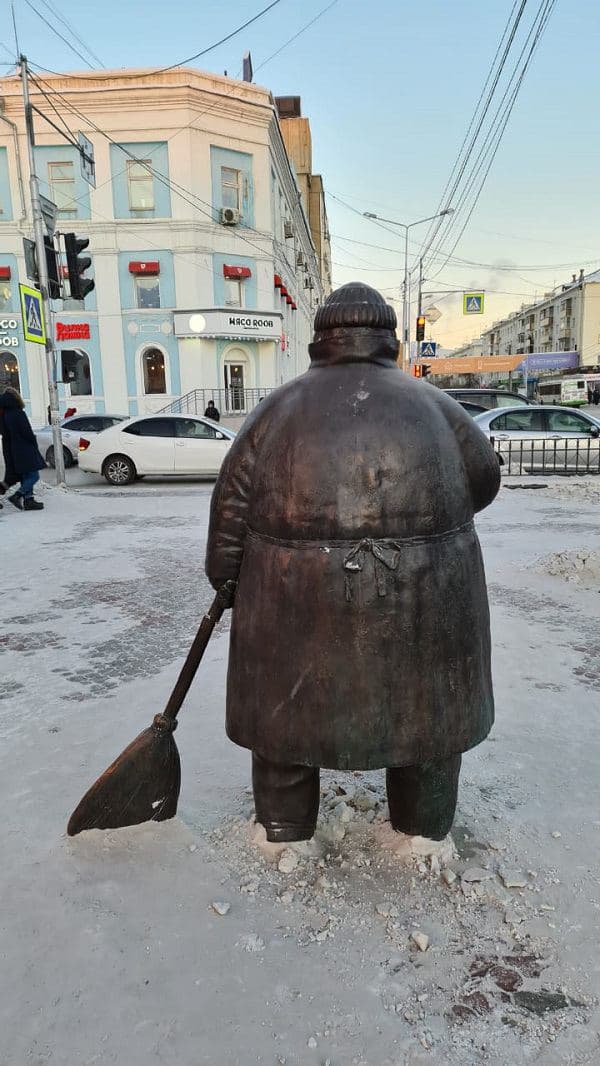 Фотофакт: неизвестные повредили памятник дворнику