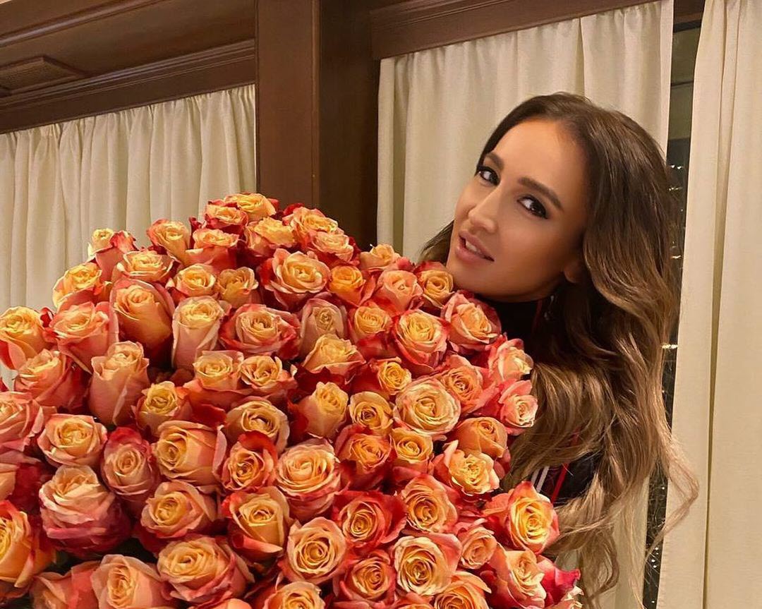 Видеофакт: Ольга Бузова использует якутский чорон в качестве вазы