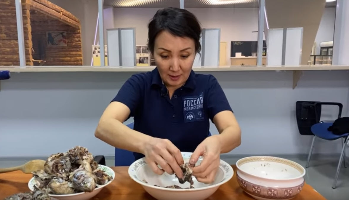 Видеофакт: В Историческом парке попробовали якутский деликатес из язычков карасей