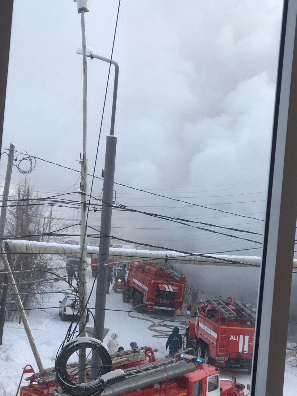 В Якутске загорелся двухэтажный жилой дом на улице Рыдзинского
