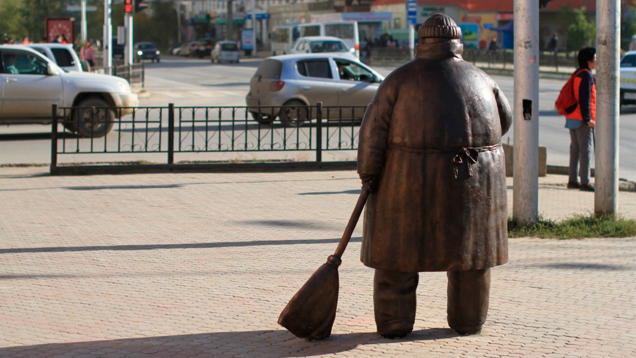 Якутский памятник дворнику вошел в топ-100 необычных скульптур России