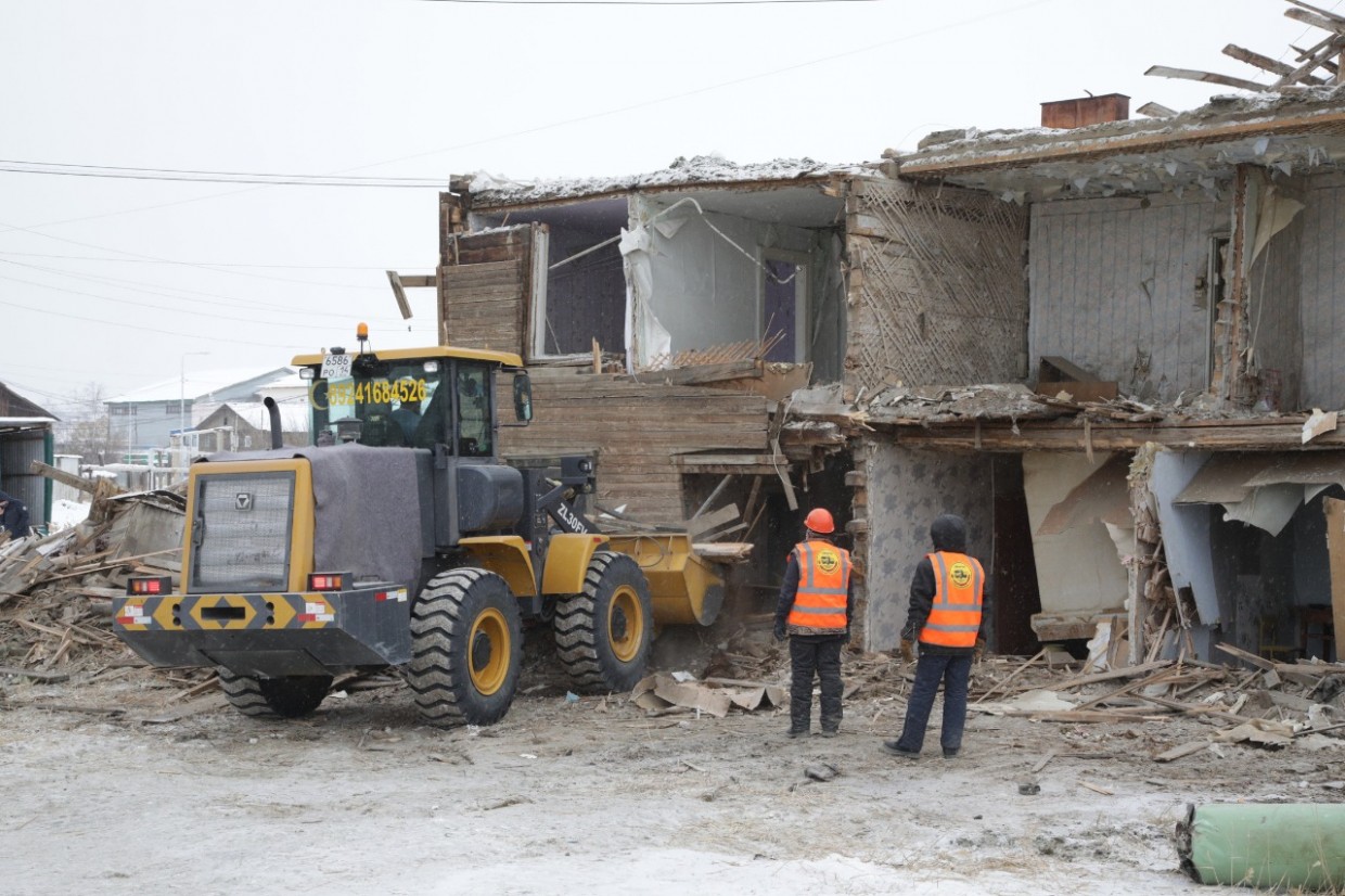 В 17 квартале Якутска начали снос аварийного многоквартирного дома