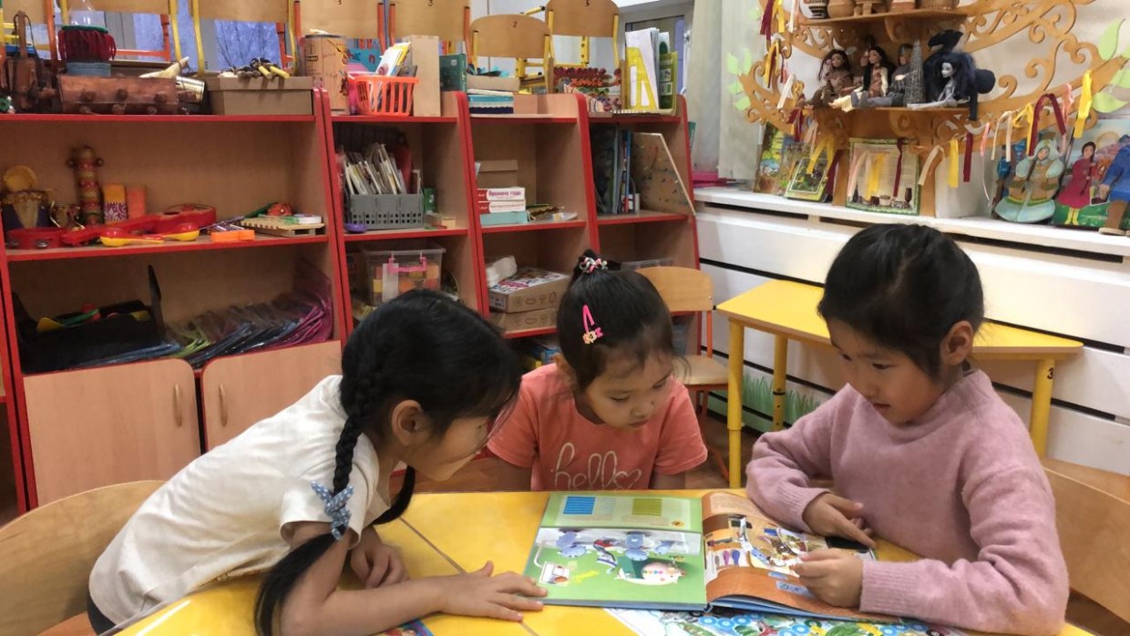 АЭБ подарил книги детсаду “Остров сокровищ”