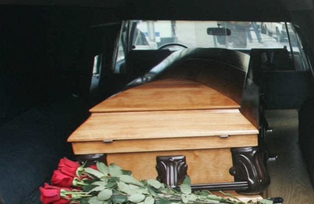 "Почему нашу сестру положили в гроб голой, завернутой в черный пакет?" Ответ министра здравоохранения Якутии (видео)