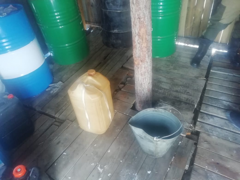 В Томпонском районе сотрудники уголовного розыска раскрыли кражу 300 литров бензина с метеостанции