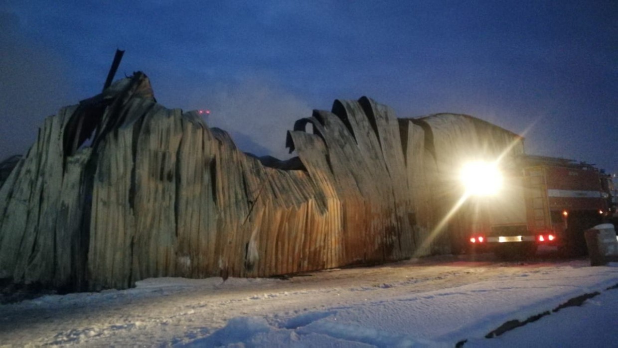 В гараже в Мирном сгорело 15 автомобилей