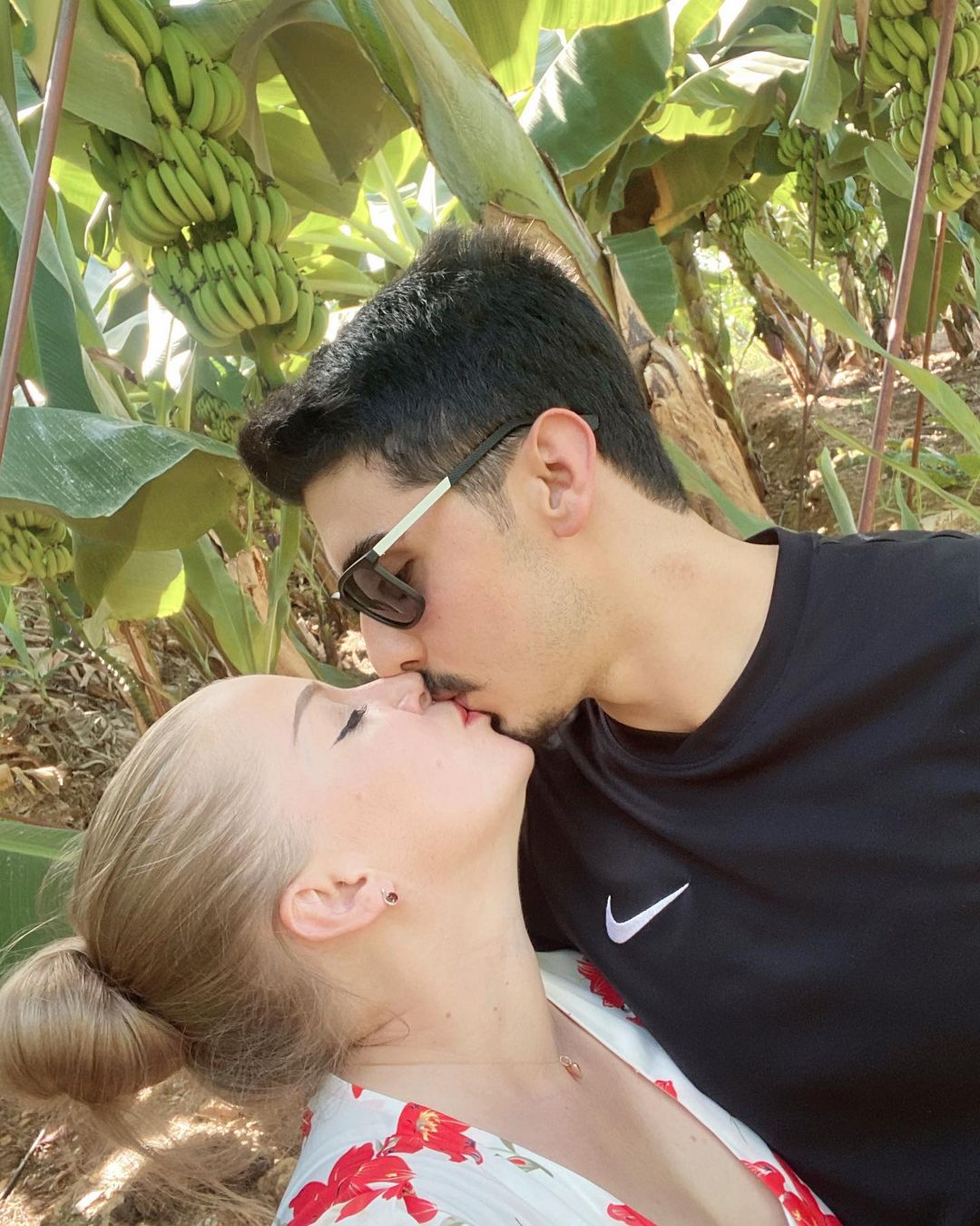 Фотофакт: Надина Эльпис разместила романтическое фото с турецким поклонником