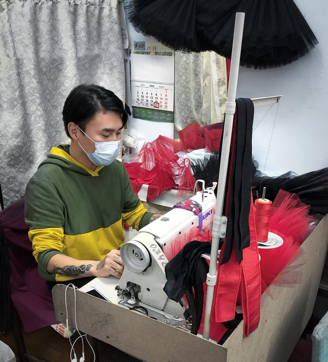 "Буду шить балетные пачки!". Модельер Юрий Лукин устроился в театр