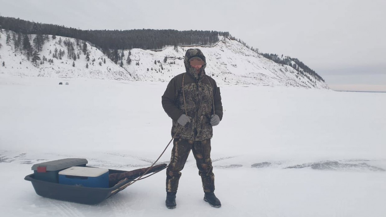 В Якутии появился рикша, перевозящий пассажиров через реку на санках?