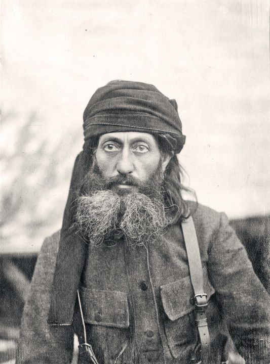 В Октемцах кто-то выбросил памятник Каландаришвили