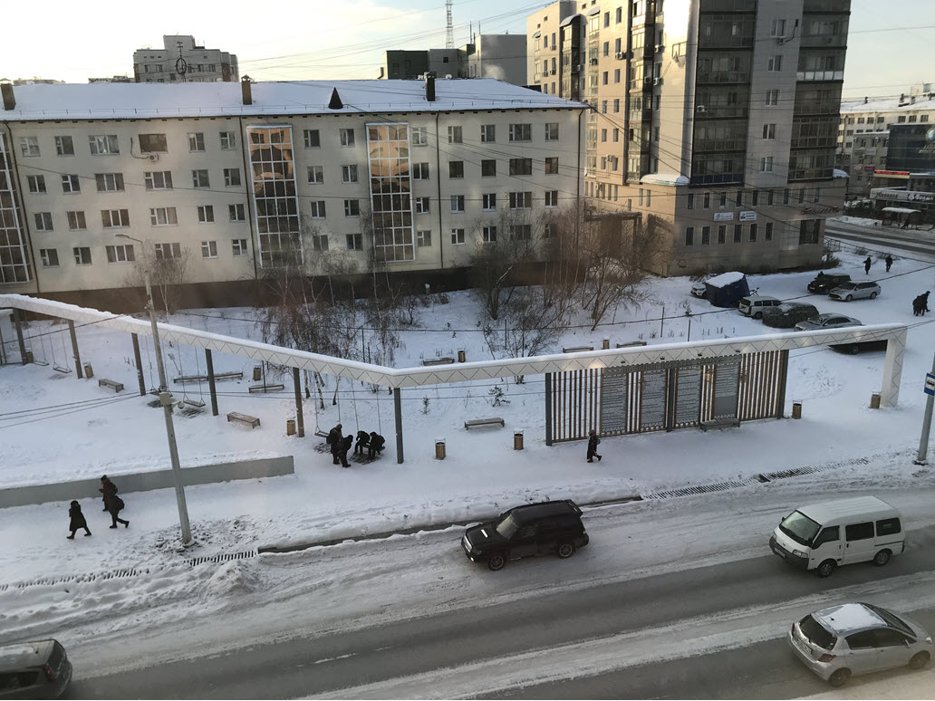 Сквер тружеников тыла: мусор, сломанные качели, сборища бомжей