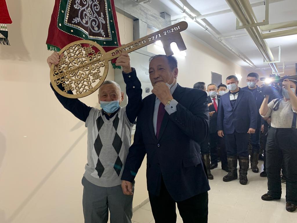 В селе Ытык-Кюель Таттинского района переселенцам из аварийного жилья вручили ключи от новых квартир