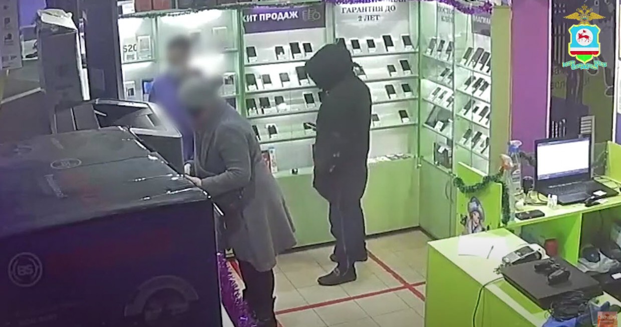 Видеофакт: В Якутске 31-летний мужчина украл телефон с витрины магазина