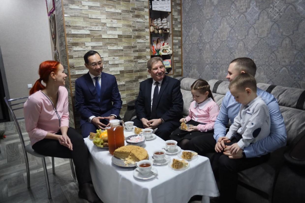 Айсен Николаев поздравил с Новым годом семью активистов из Нерюнгри