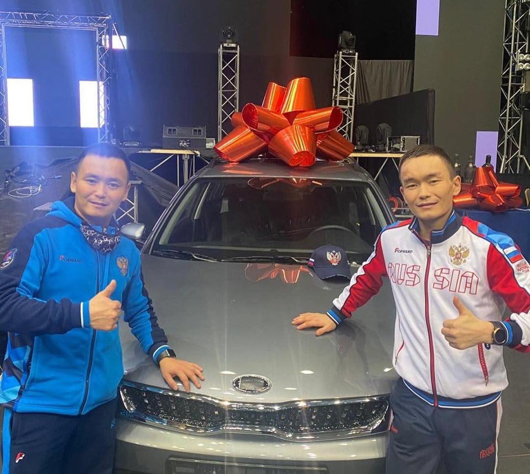 Фотофакт: Василий Егоров получил за победу автомобиль KIA Rio