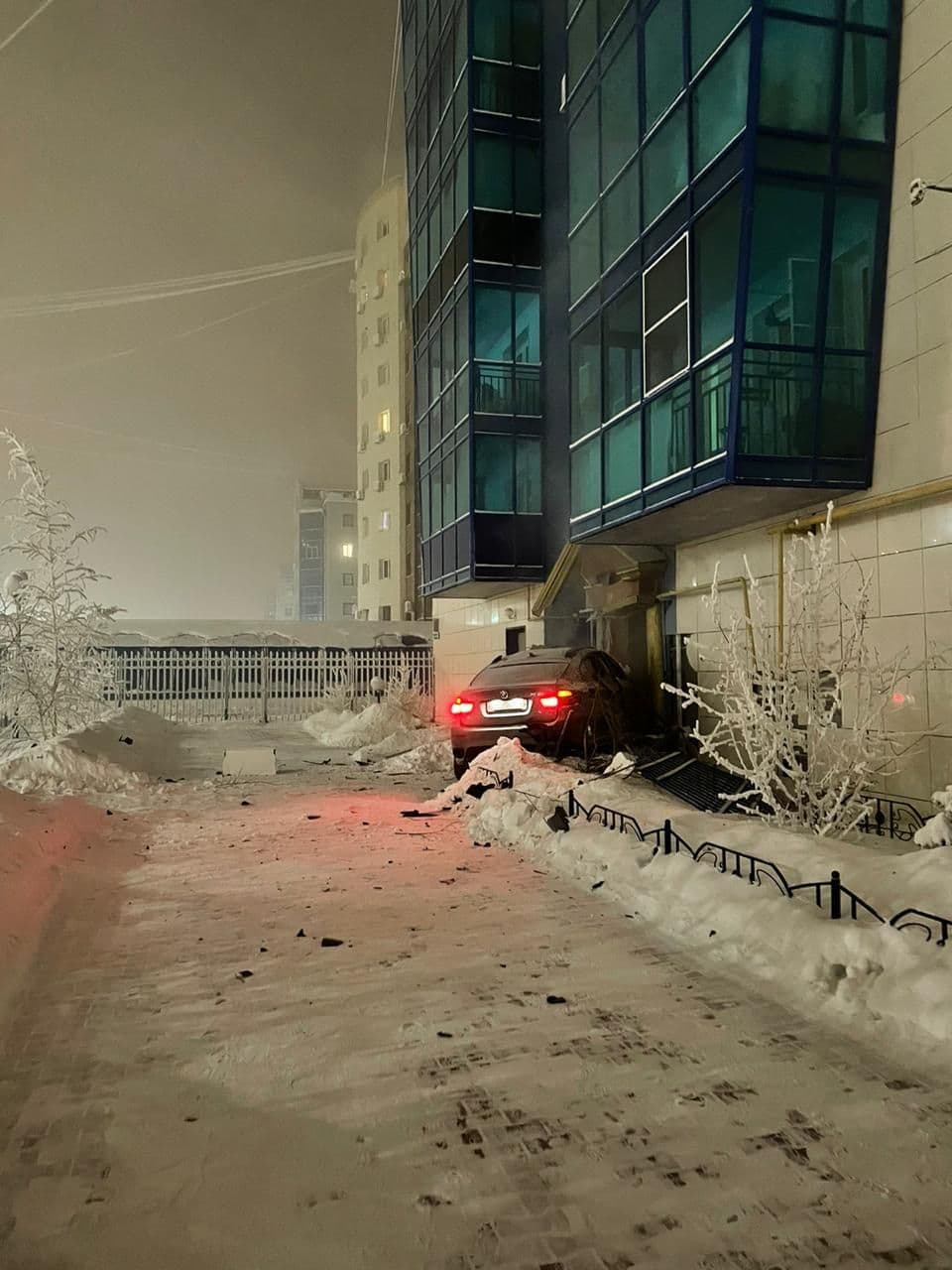 Фотофакт: Нетрезвый водитель BMW врезался в дом с часами в  Якутске