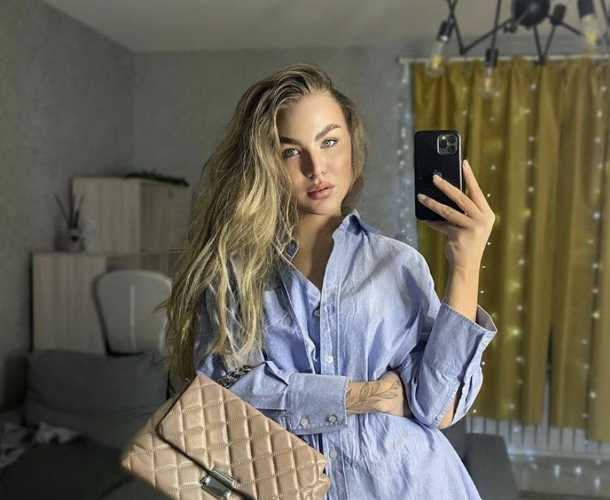 Фотофакт: "Мисс Якутия" рекламирует поддельные брендовые сумки