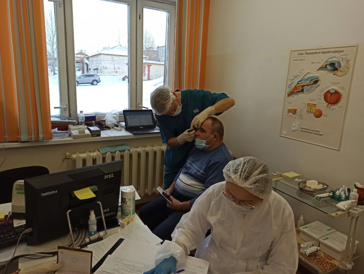 Республиканские офтальмологи вернули зрение 38 жителям Алданского района