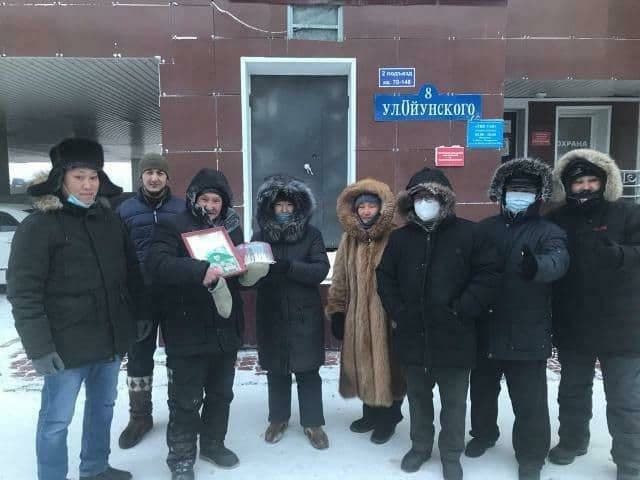 Фотофакт: Жители улицы Ойунского вручили дворнику Василию 15 тыс. рублей