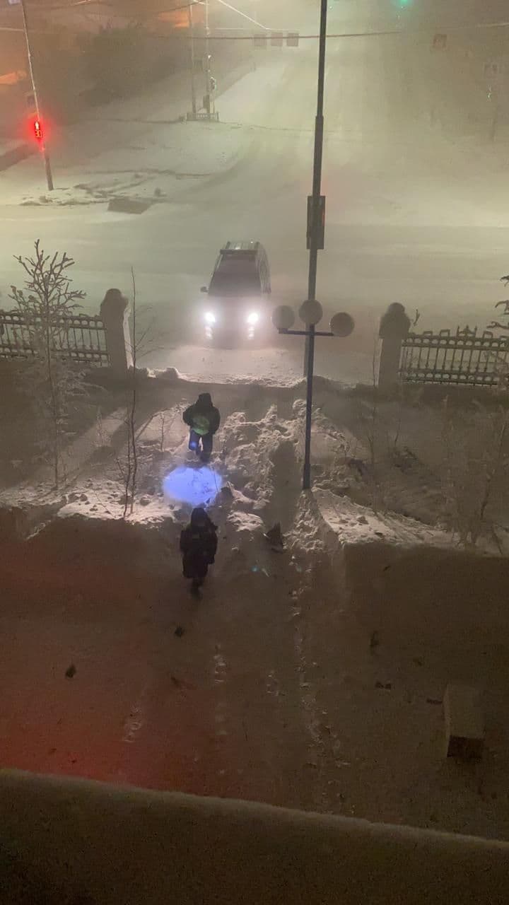 Фотофакт: Нетрезвый водитель BMW врезался в дом с часами в  Якутске