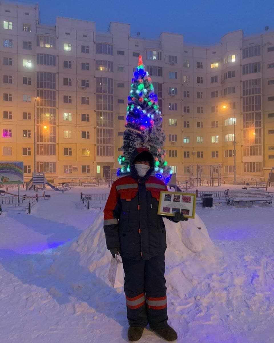 Жители дома в 203 мкр Якутска подарили дворнику телевизор