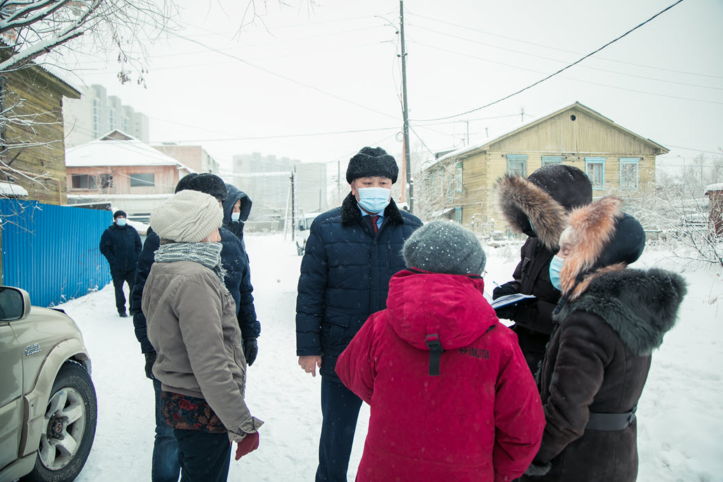 Выполняя наказы избирателей по благоустройству дворов Якутска