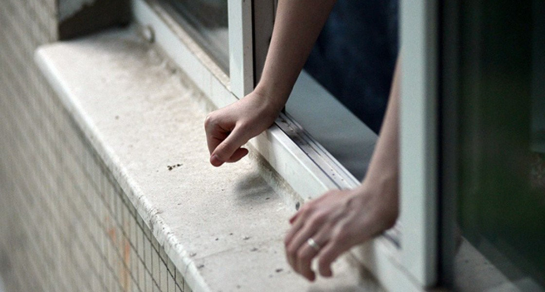 Девочка-подросток выпала из окна школы в Якутске