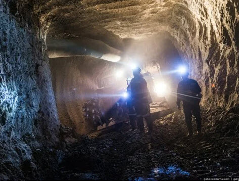 В результате обрушения породы на руднике в Усть-Майском районе погиб работник предприятия