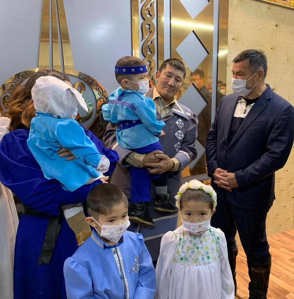 Многодетную семью Игнатьевых из Таттинского улуса поздравил Андрей Тарасенко с приобретением автотранспорта