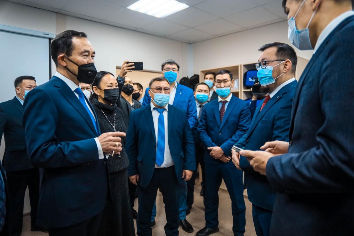 Айсен Николаев посетил IT-центр в Нижнем Бестяхе