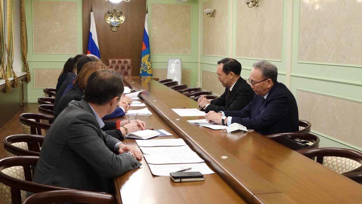 Айсен Николаев обсудил развитие авиационной отрасли Якутии с руководителем Росавиации