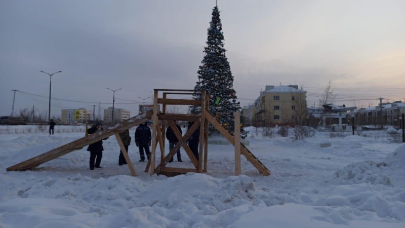 В Якутске волонтер построил детскую горку