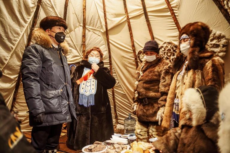 Айсен Николаев посетил семью потомственных оленеводов Степановых