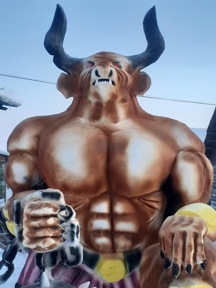 Фотофакт: В Якутии слепили минотавра из снега